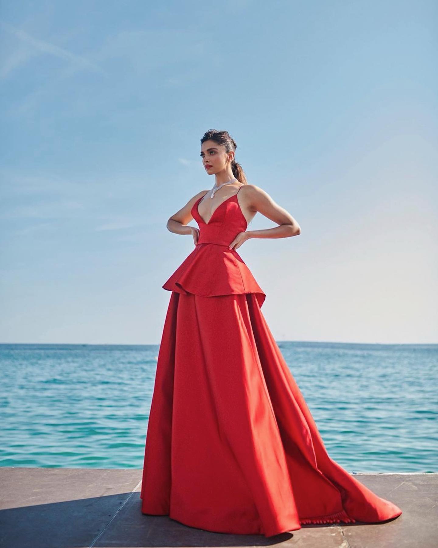 रेड डीपनेक गाउन में Deepika Padukone ने दिखाई हॉट अदाएं, देखें बोल्ड फोटो