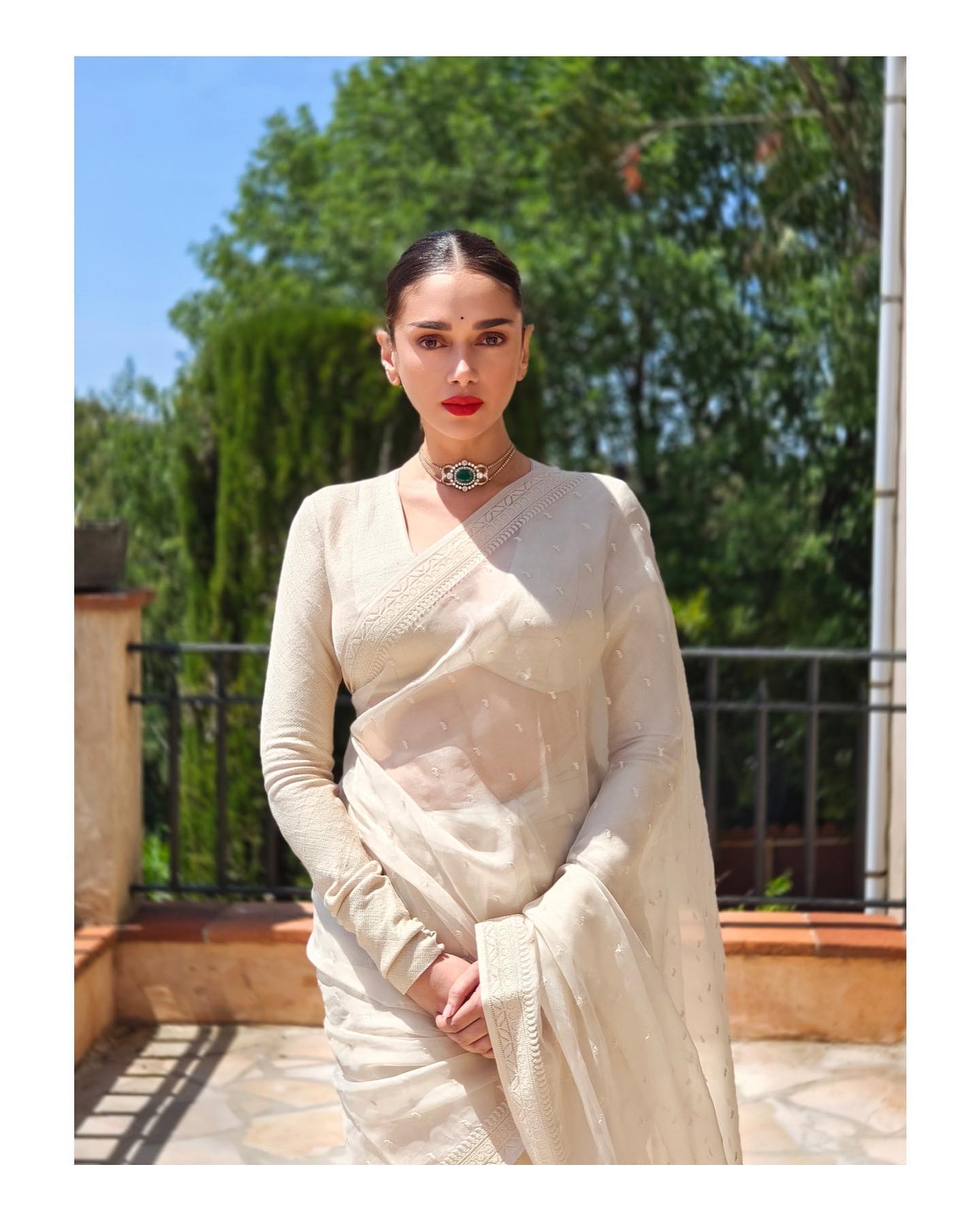 रेड कार्पेट पर सब्यसाची की साड़ी में नजर आईं अदिति राव हैदरी, सामने आई बेहद खूबसूरत तस्वीरें