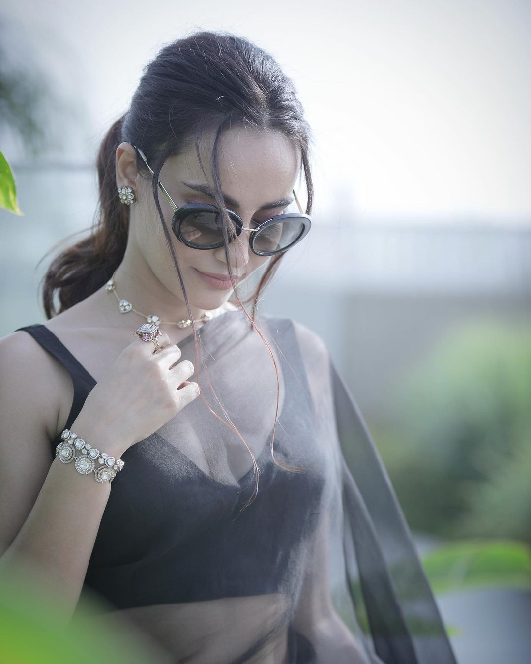 Photos: लहराती ज़ुल्फ़ों की आड़ में काली साड़ी पहने Surbhi Jyoti ने उड़ाया गर्दा, देखें तस्वीरें