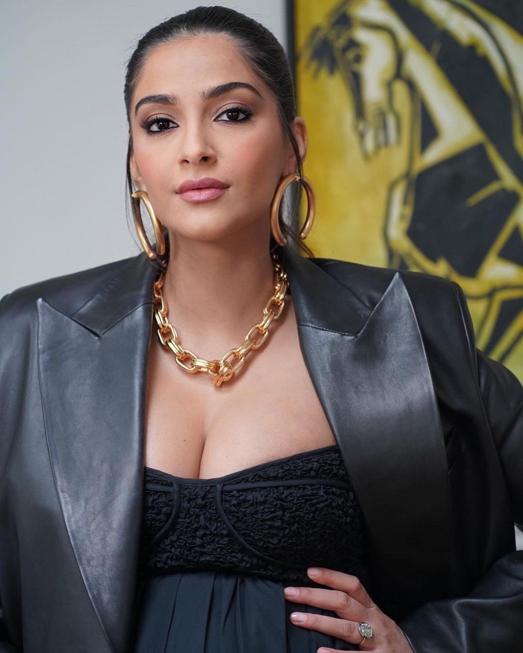 Sonam Kapoor: प्रेग्नेंट सोनम कपूर का ये ऑल ब्लैक लुक है बेहद खास, जल्द बनेगी बच्चे की माँ