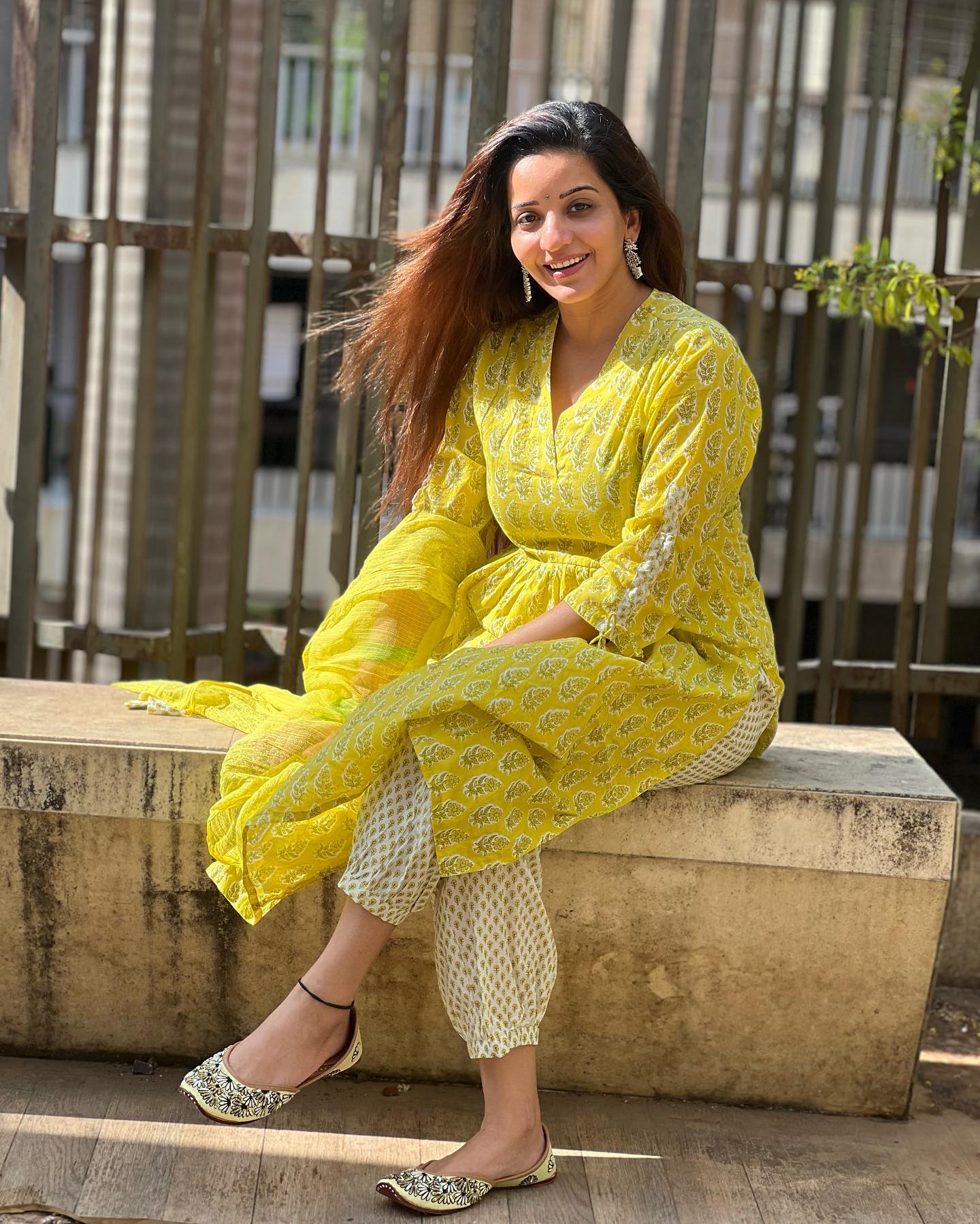 पीले और सफेद सूट में मोनालिसा की खूबसूरती के दीवाने हुए फैंस