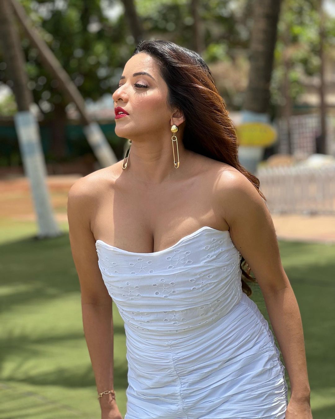 39 की उम्र में मोनालिसा की बोल्ड फोटो ने सोशल मीडिया पर लगाई आग