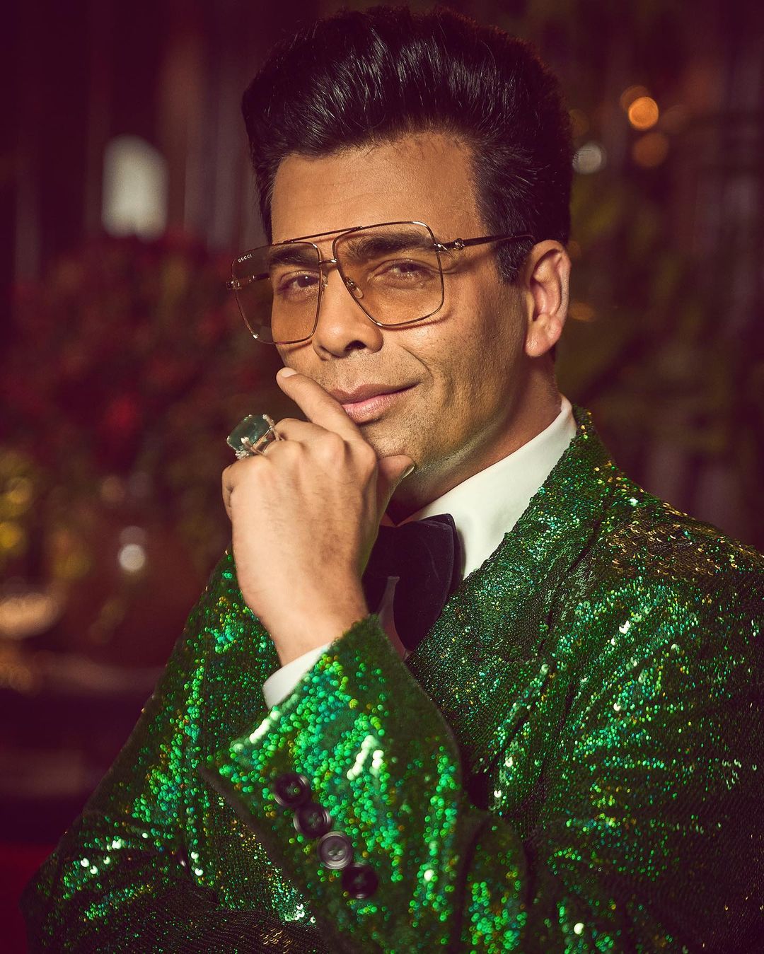 Karan Johar Photos: ट्रोल्स को जवाब देते हुए करण जौहर ने खुद को बुलाया ‘क्रिसमस ट्री’, कहा- रोज करेंगे पोज