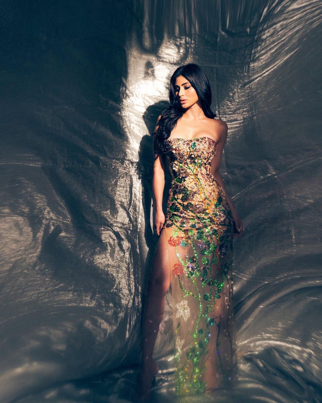 ग्लैमरस लुक में नजर आईं मौनी रॉय, पति के साथ फोटो में दिखा स्टाइलिश पोज