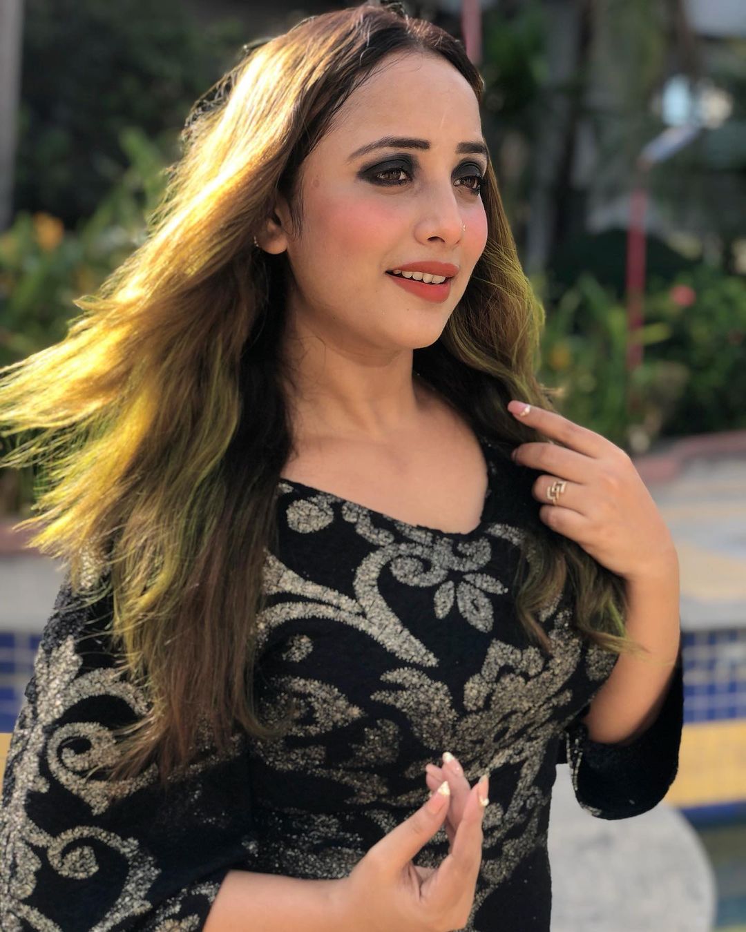 पूल किनारे ब्लैक शॉर्ट ड्रेस में पोज देती नजर आईं भोजपुरी क्वीन Rani Chatterjee, तस्वीरें ने बढ़ाया इंटरनेट का पारा