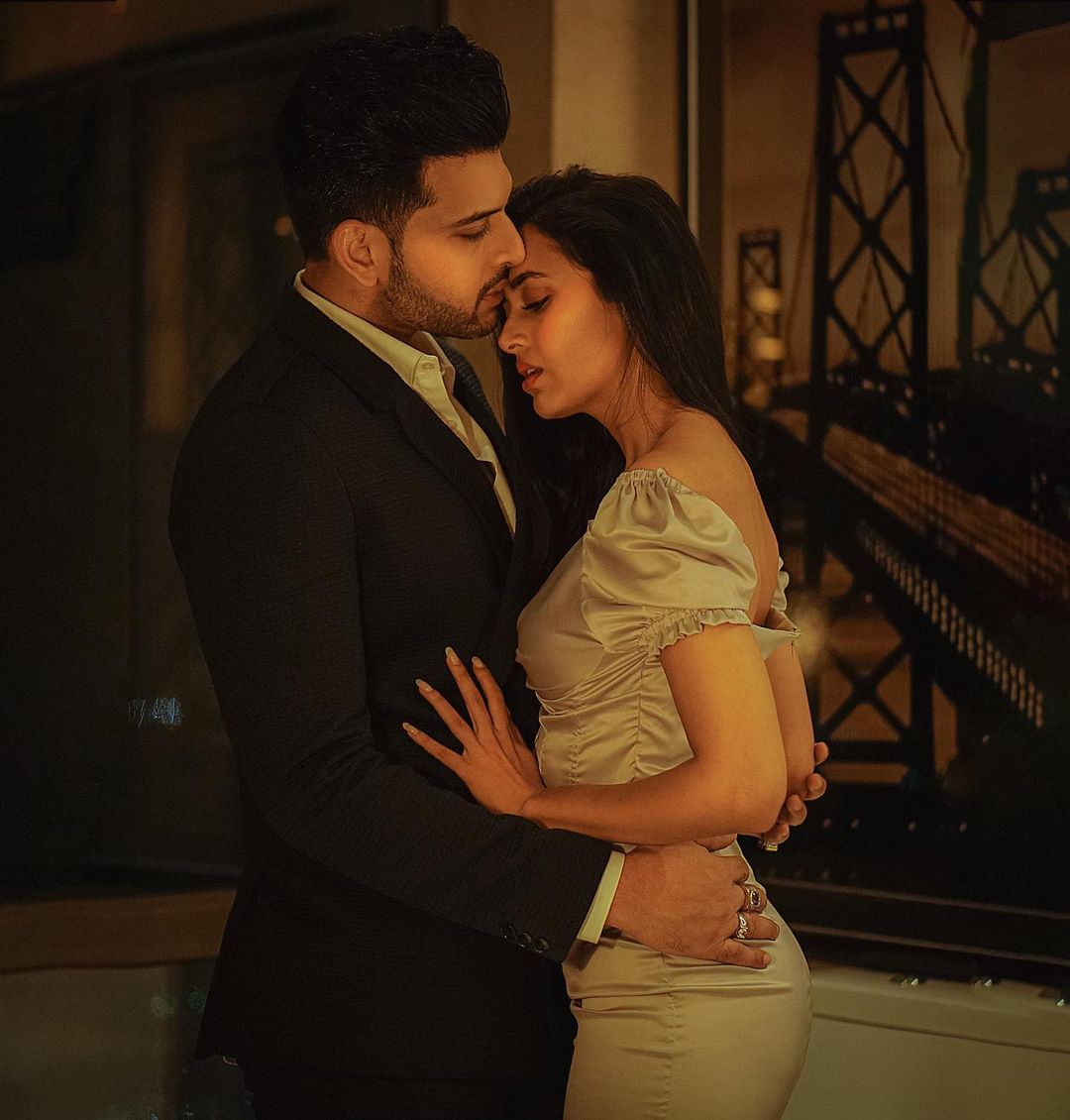 Karan की बाहों में खोईं तेजस्वी ने शेयर की अब तक की सबसे रोमांटिक फोटोज़