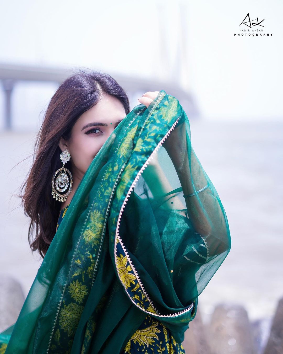 Neha Malik ने ट्रेडिशनल लुक में लूटी महफिल