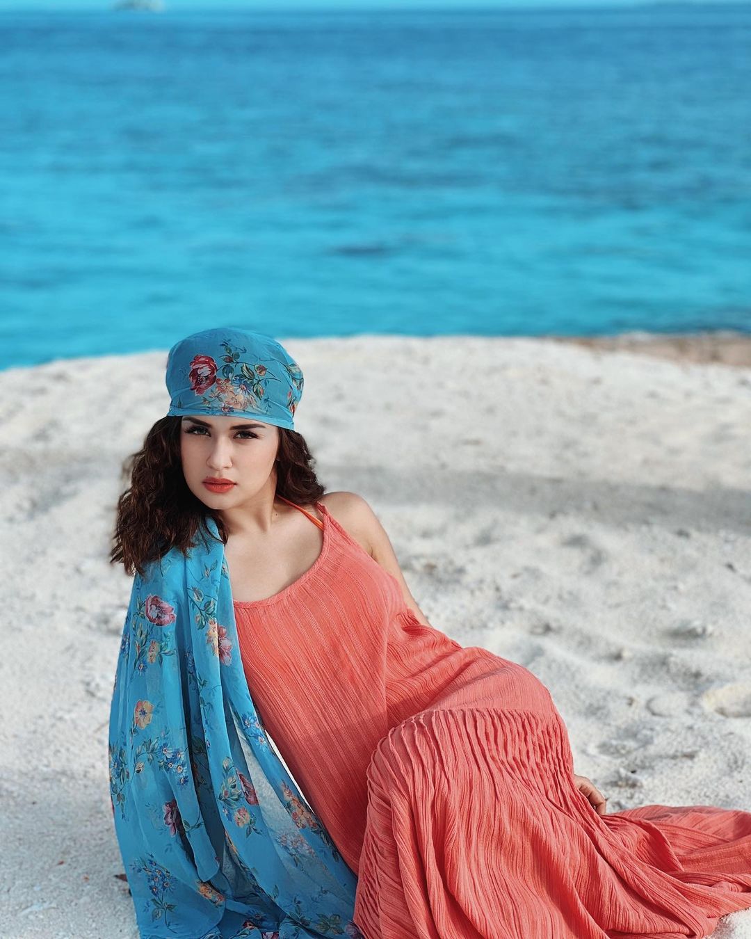 Avneet Kaur Photos: समुद्र किनारे बैठ अवनीत कौर ने दिखाई दिलकश अदा, स्टनिंग लुक देख फैंस हो गए फिदा