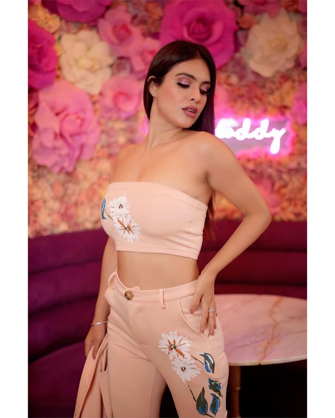 Neha Malik के बिंदास लुक ने उड़ाए फैंस के होश