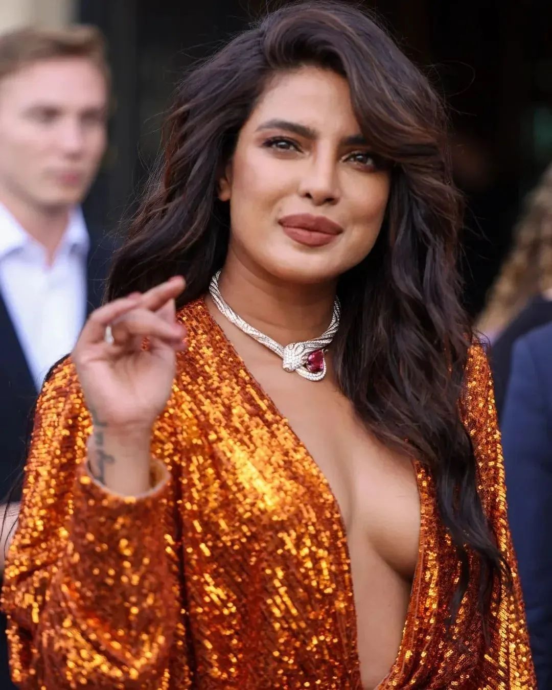 Priyanka Chopra Pics: प्रियंका चोपड़ा ने प्लंजिंग नेकलाइन गाउन में दिखाया कातिलाना अवतार, फोटोज देख फैंस के उड़े होश