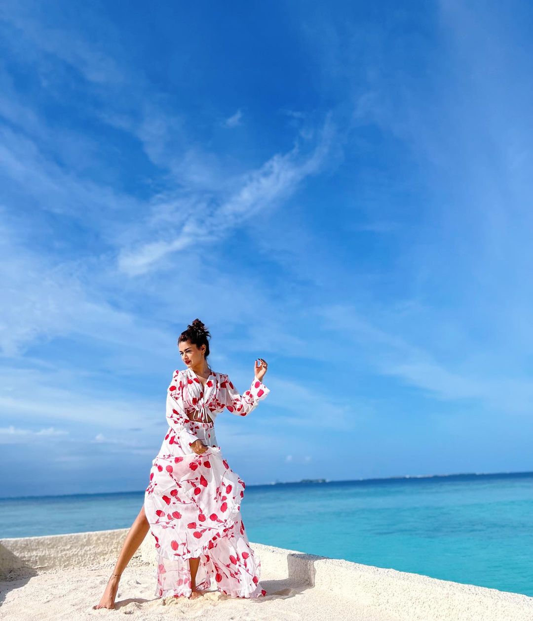 एक दम हॉट ड्रेस में अवनीत कौर ने बढ़ाया  इंटरनेट का पारा