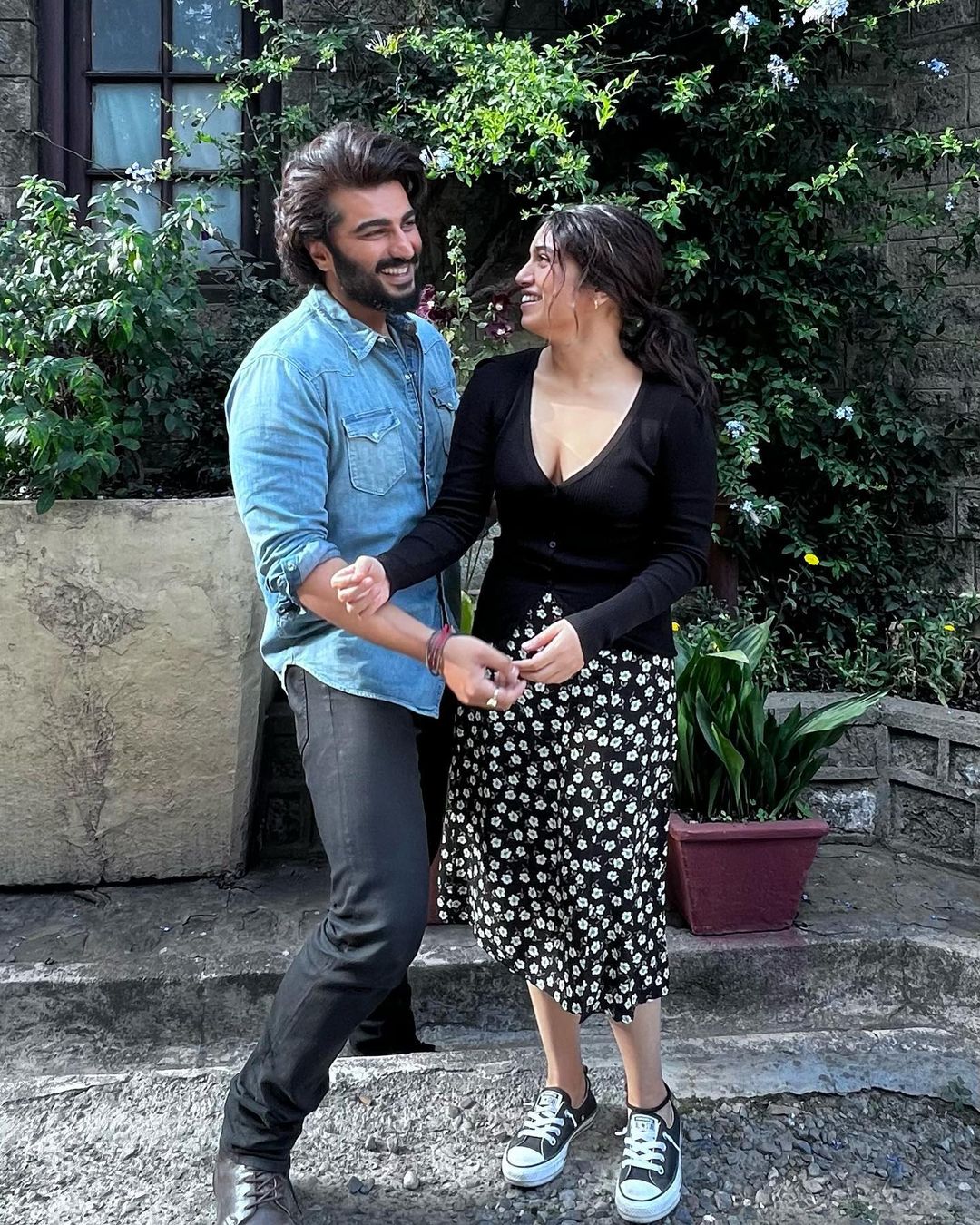 अर्जुन कपूर और भूमि पेडनेकर ने चालु कैमरे के सामने किये खूब किया रोमांस, देखें