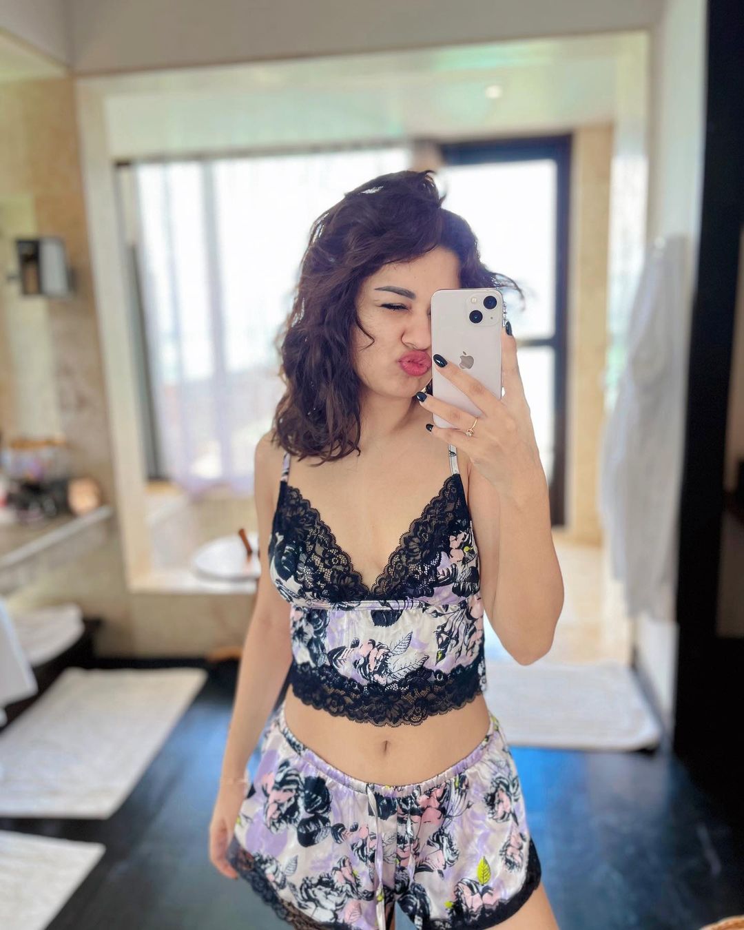 Avneet Kaur ने अपने सिजलिंग लुक से बरपाया कहर, दिलकश तस्वीरें देख फैंस ने कहा- कतई जहर