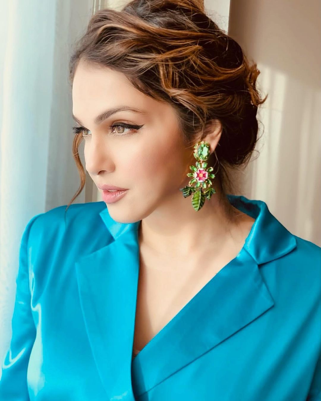 Isha Koppikar Photos: खल्लास गर्ल ईशा कोप्पिकर ने साटन की ड्रेस में दिखाया ग्लैमरस लुक, स्टाइल के कायल हो जाएंगे आप