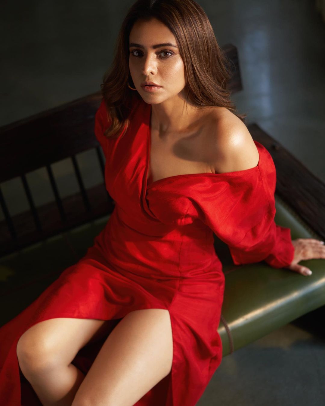 Aamna Sharif Pics: रेड कलर की थाई हाई स्लिट ड्रेस पहन आमना शरीफ ने बढ़ाया इंटरनेट का पारा, तस्वीरें देख टिकी रह गईं फैन्स की निगाहें