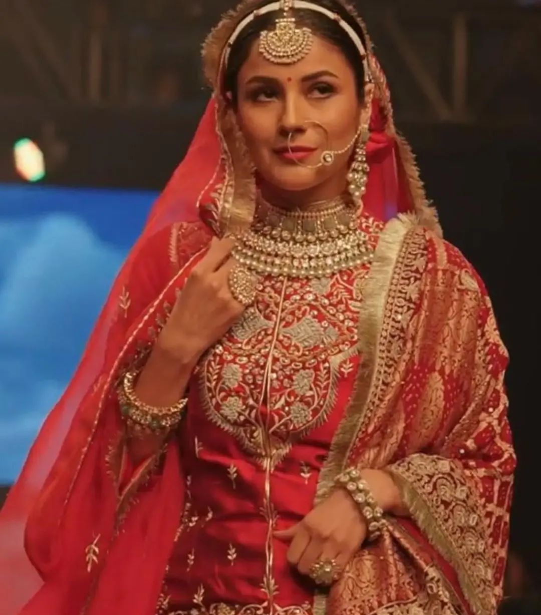 Shehnaaz Gill Photo: लाल जोड़े में बला की खूबसूरत लगीं शहनाज गिल, ब्राइडल लुक के साथ किया रैंप वॉक