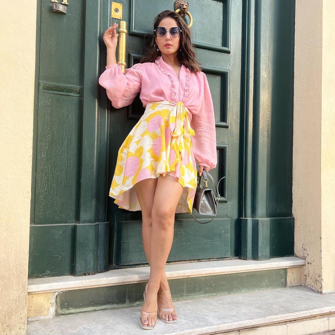 Hina Khan Photos: पिंक एंड येलो आउटफिट पहन हिना खान ने दिए कमाल के पोज, स्टाइलिश अंदाज़ बना देगा आपको भी दीवाना!