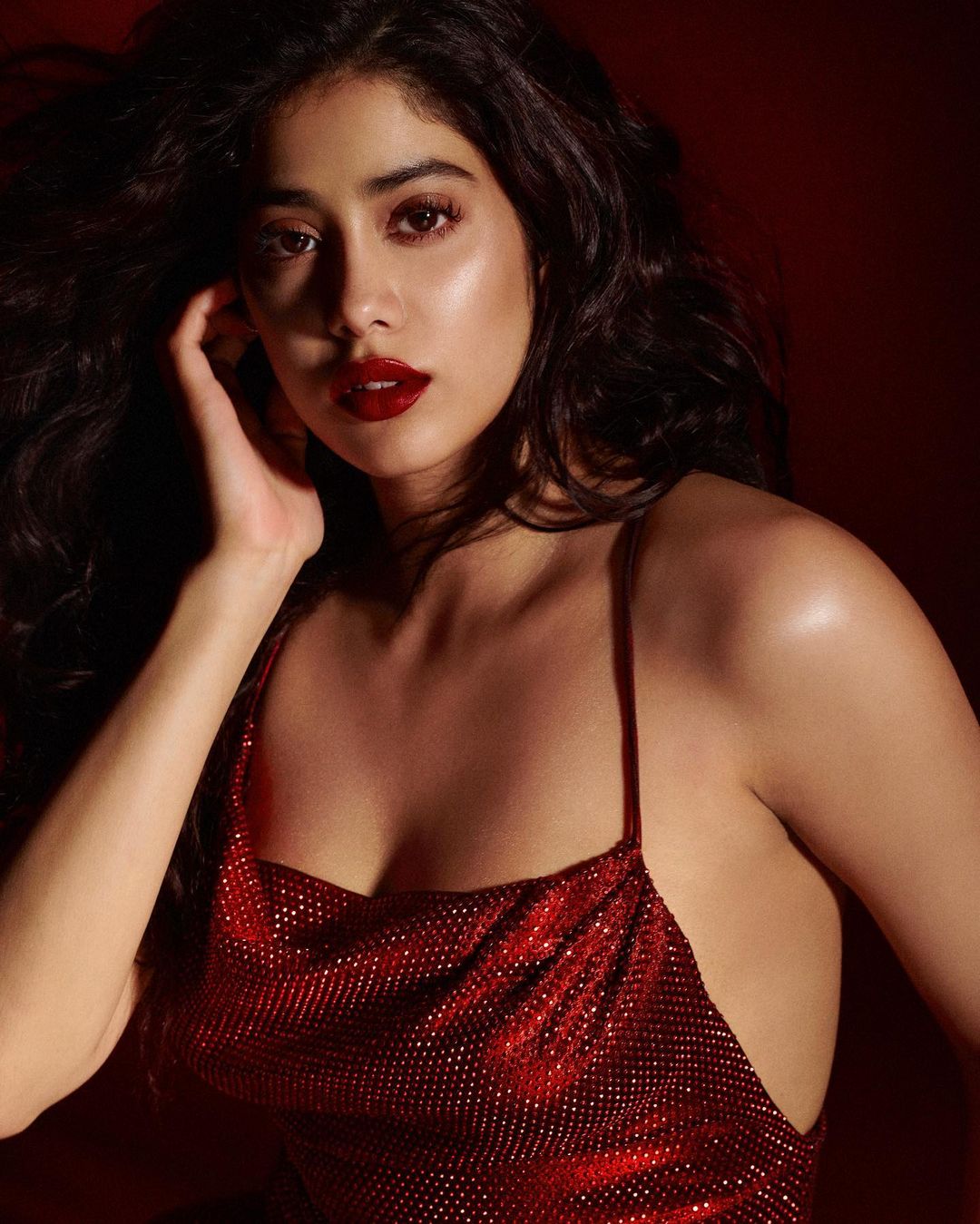Janhvi Kapoor Pics: जाह्नवी कपूर के इस ग्लैमरस लुक को देख भरने लगेंगे आहें, रेड मैटेलिक गाउन में दे रहीं किलर पोज