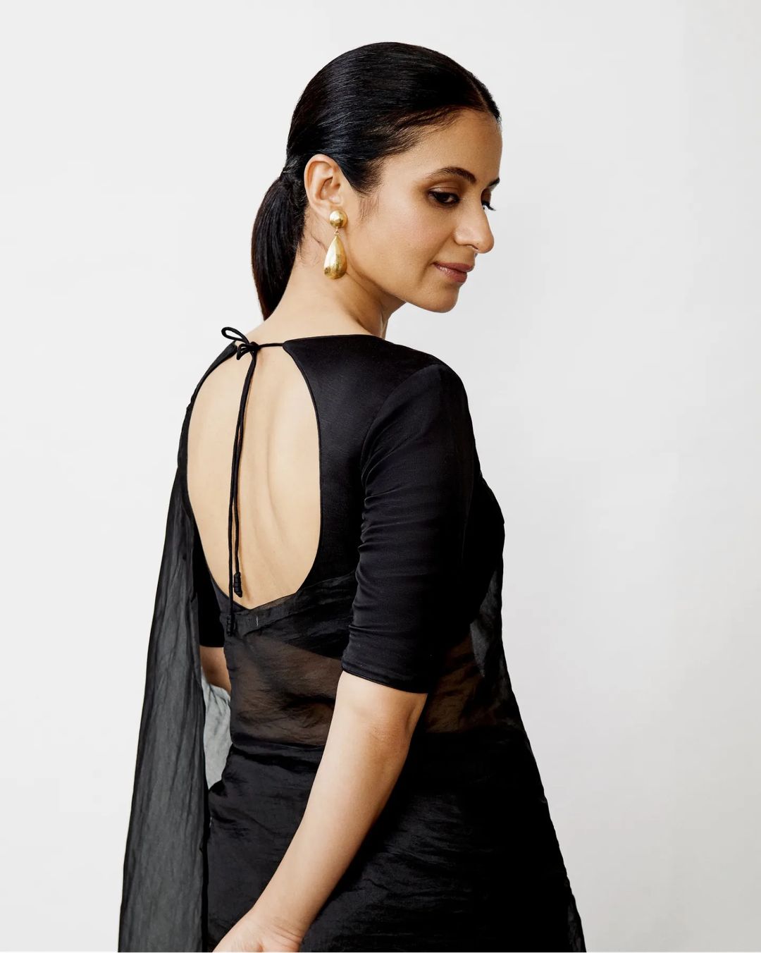 Rasika Dugal Photos : ब्लैक ट्रांसपेरेंट साड़ी में कालीन भैया की ‘बहू’ ने करवाया किलर फोटोशूट