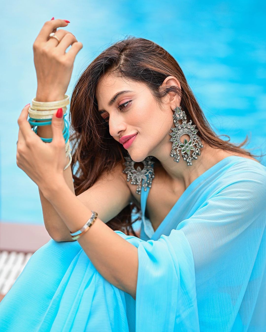 Nusrat Jahan Photos: बंगाली एक्ट्रेस नुसरत जहां ने ब्लू साड़ी में बिखेरा जलवा, अदाएं देख फैंस की बढ़ गई धड़कनें