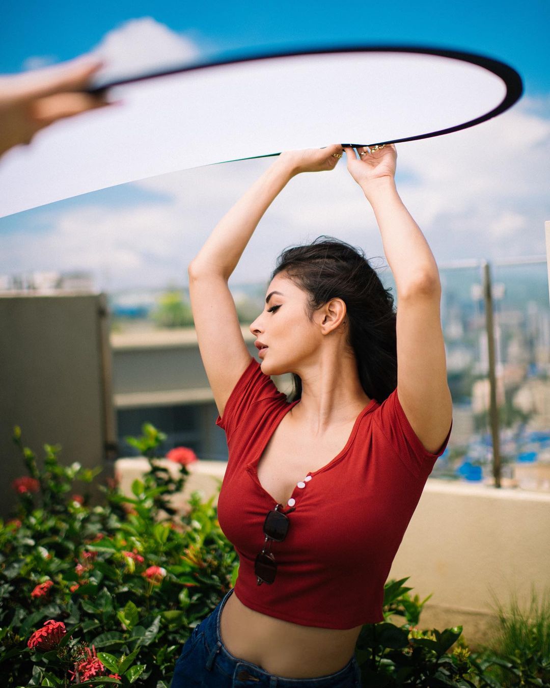 क्रॉप टॉप और डेनिम जींस पहन Mouni Roy ने दिखाया मदमस्त अंदाज, किलर लुक देख फैंस हुए मदहोश