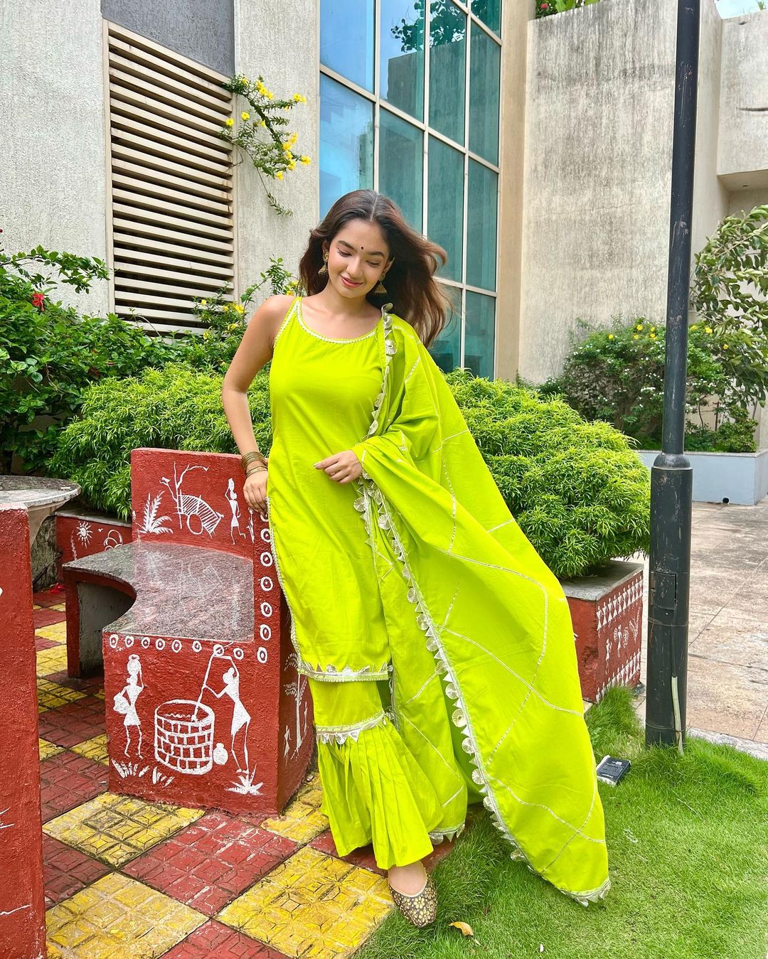 माथे पर बिंदी लगा और शरारा सूट पहन Anushka Sen ने लूट ली महफिल