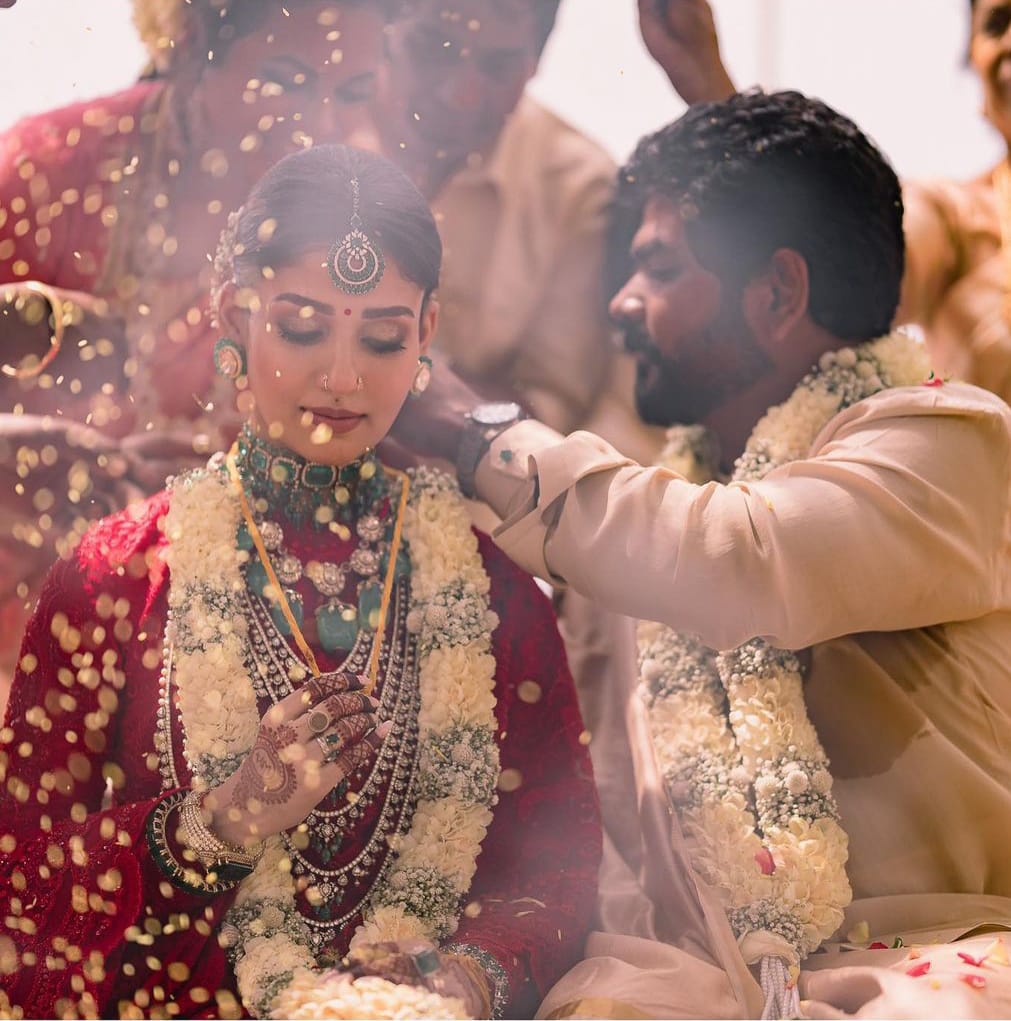 नयनतारा और विग्रनेश शिवन बंधे शादी के पवित्र रिश्ते में, देखें खूबसूरत तस्वीरें