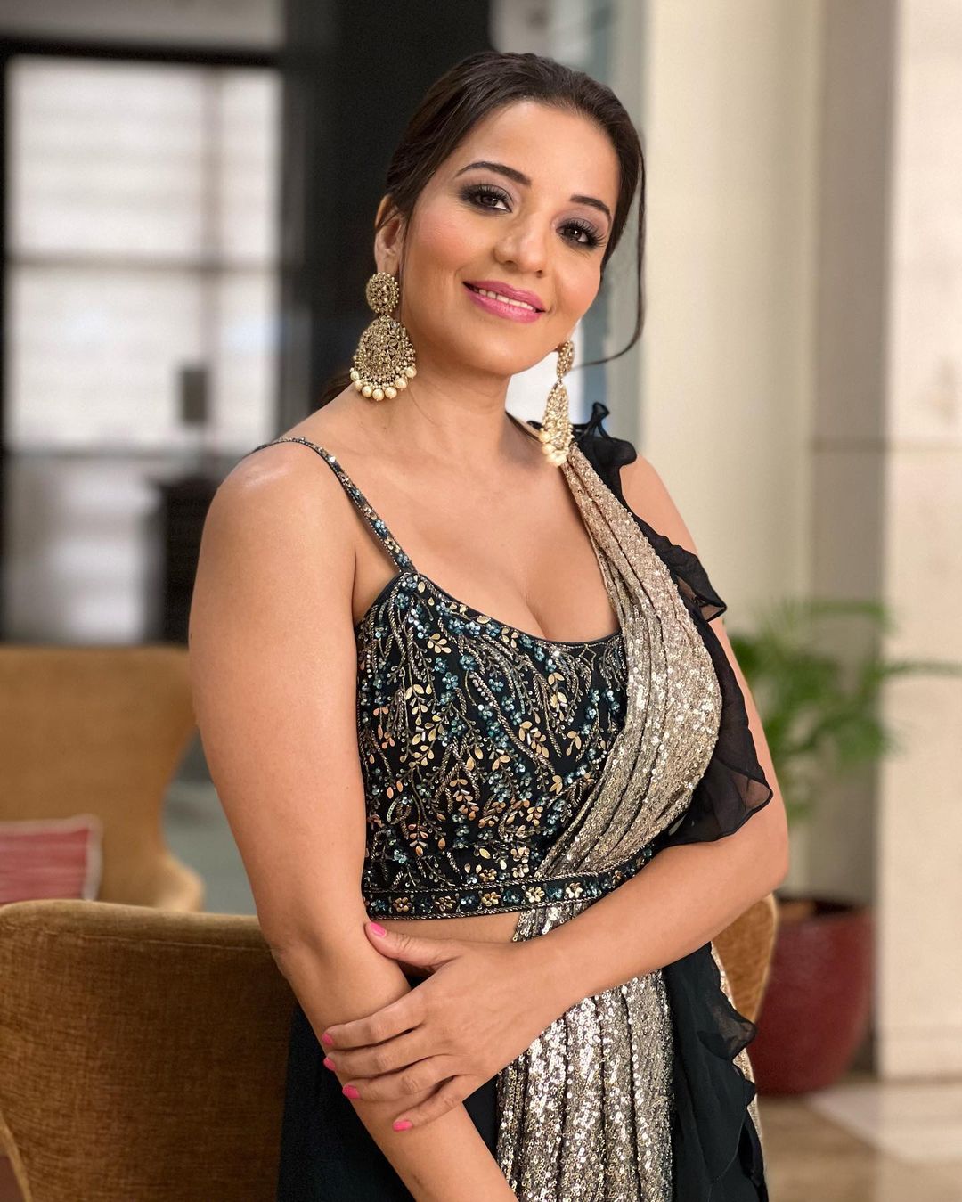 ब्लैक ड्रेस में भोजपुरी एक्ट्रेस मोनालिसा ने लूटी महफिल, सिजलिंग लुक ने बनाया फैंस को दीवाना