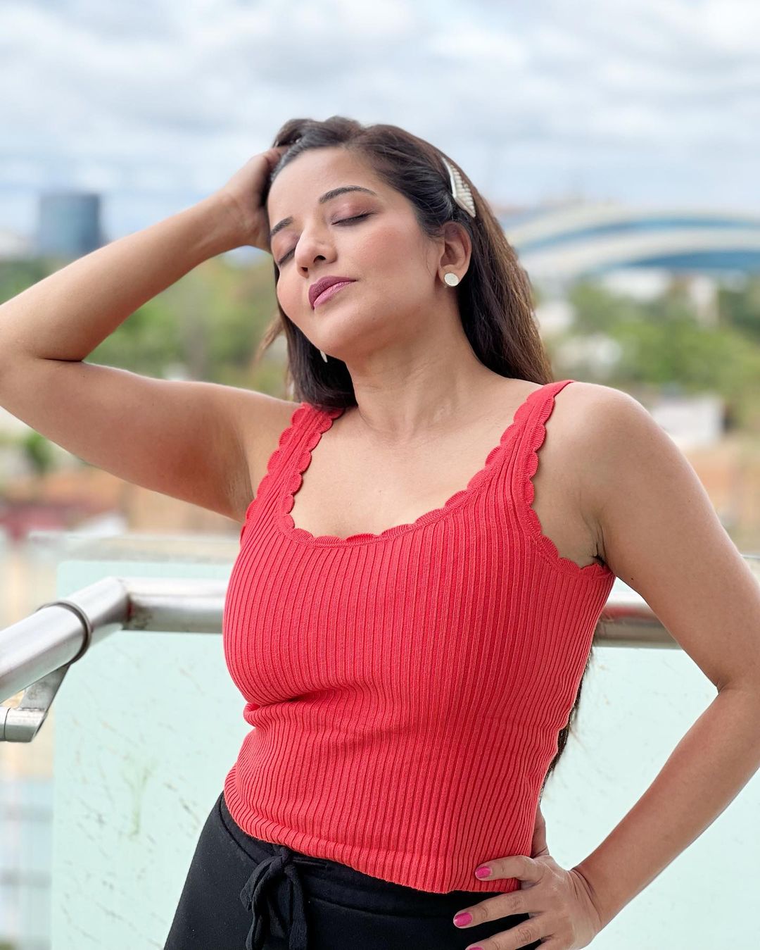 क्रॉप टॉप और स्कर्ट में मोनालिसा ने दिखाया ग्लैमरस अवतार, तस्वीरें देख फैंस के छूटे पसीने