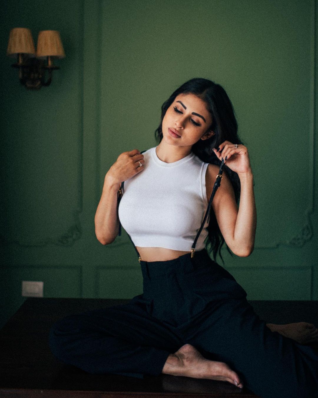 Mouni Roy Pics: क्रॉप टॉप में मौनी रॉय ने दिया दिलकश लुक, फोटोज देख आपके भी छूट जाएंगे पसीने
