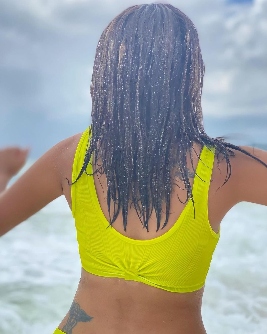 समुद्र किनारे लेट कर जेनिफर विंगेट ने ब्रा पहने दिए बोल्ड अंदाज