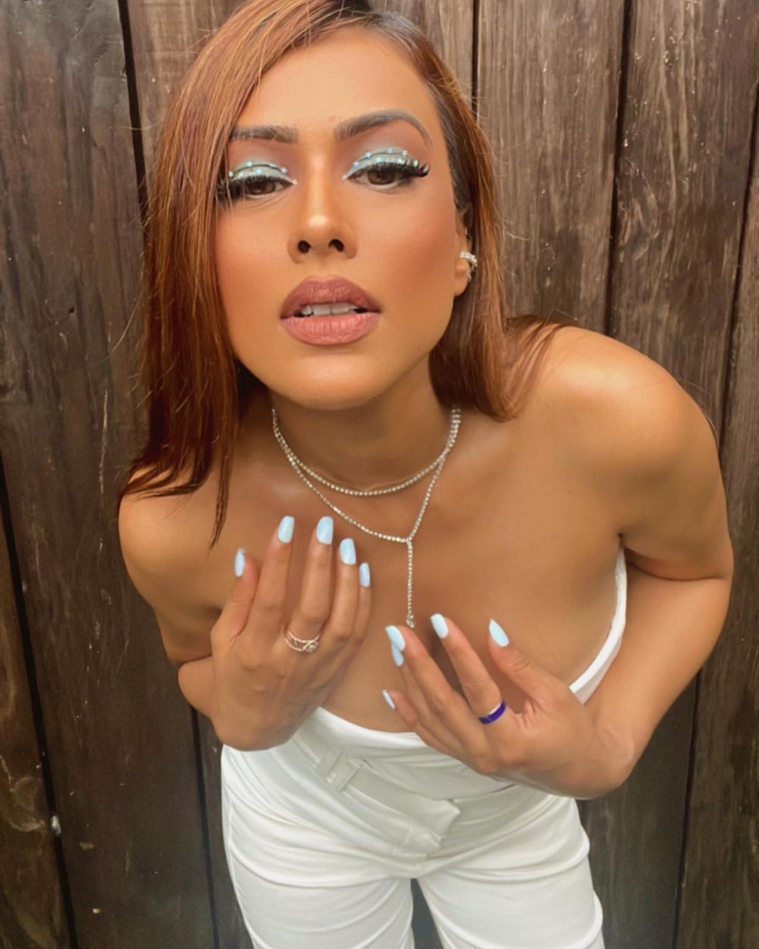 निया शर्व्हामा ने इट शॉर्ट शर्ट-जींस में एक्ट्रेस ने शेयर की ऐसी फोटोज, OOps को हाथों से छिपाना पड़ा…