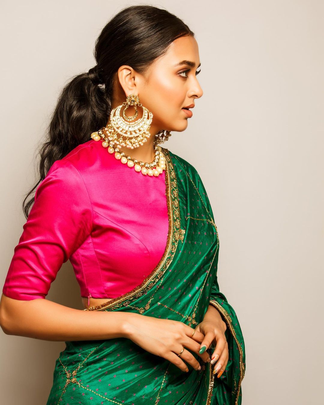 तेजस्वी प्रकाश ने साड़ी पहन दिखाया कातिलाना हुस्न