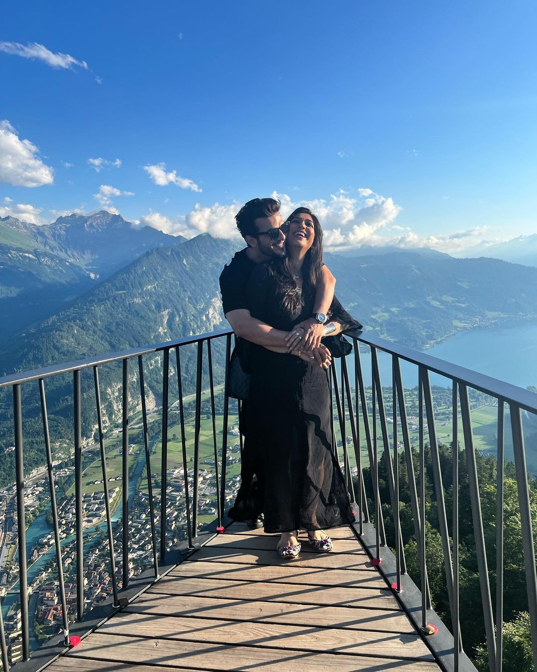 पत्नी के साथ स्विट्जरलैंड में रोमांटिक हुआ टीवी का ये मशहूर अभिनेता