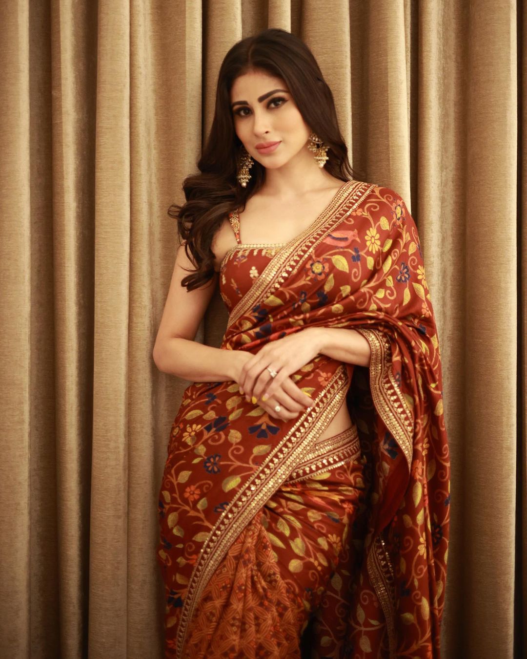 मौनी रॉय ने पहनी प्रिंटेड कांथा साड़ी, दिलकश अदाओं पर अटकी फैंस की नजरें