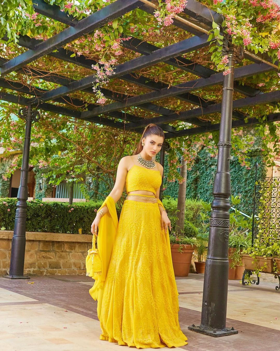 उर्वशी रौतेला इन तस्वीरों में लगी चांद सी खूबसूरती