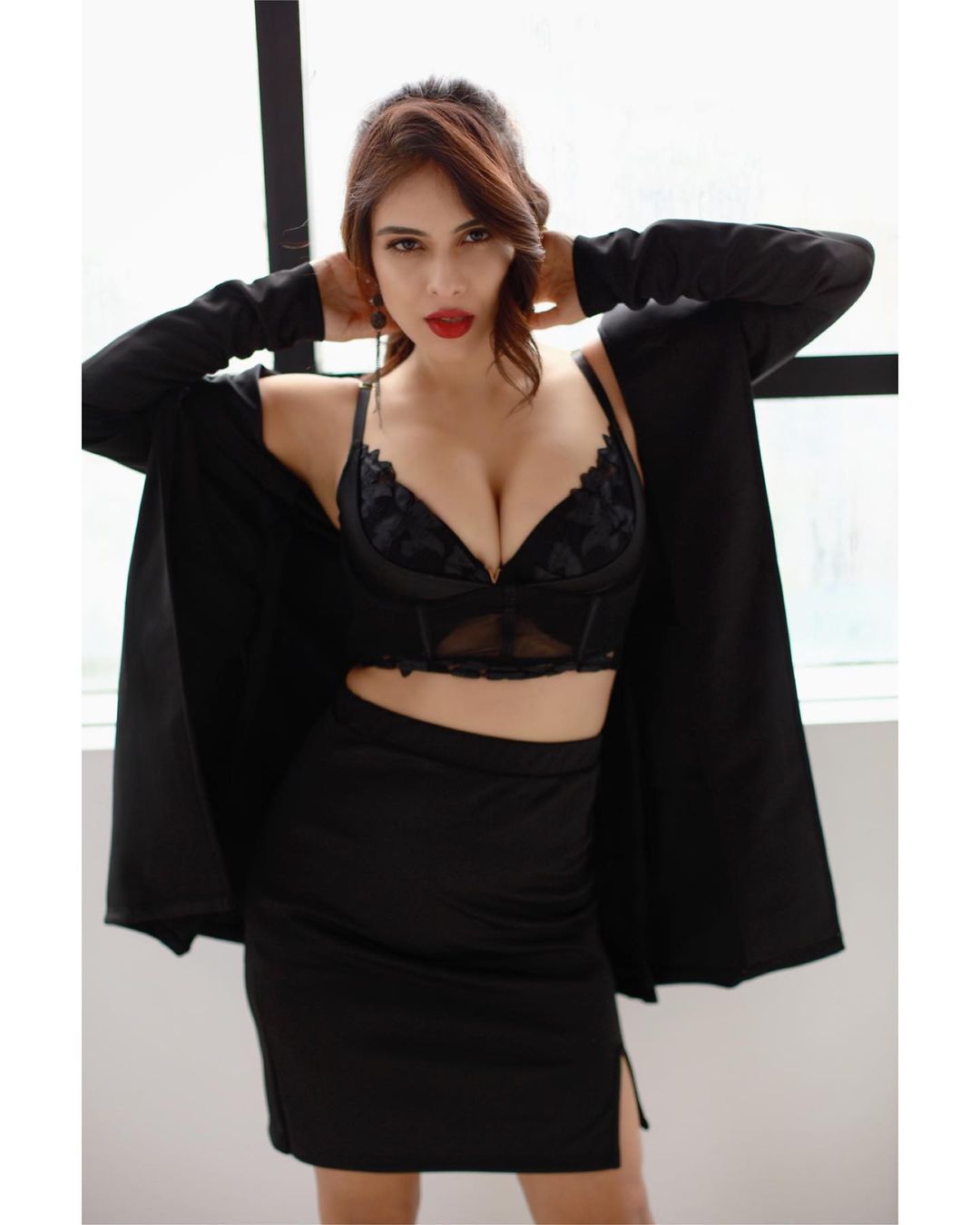 नेहा मलिक ने सोफे पर लेट खोला शर्ट का बटन