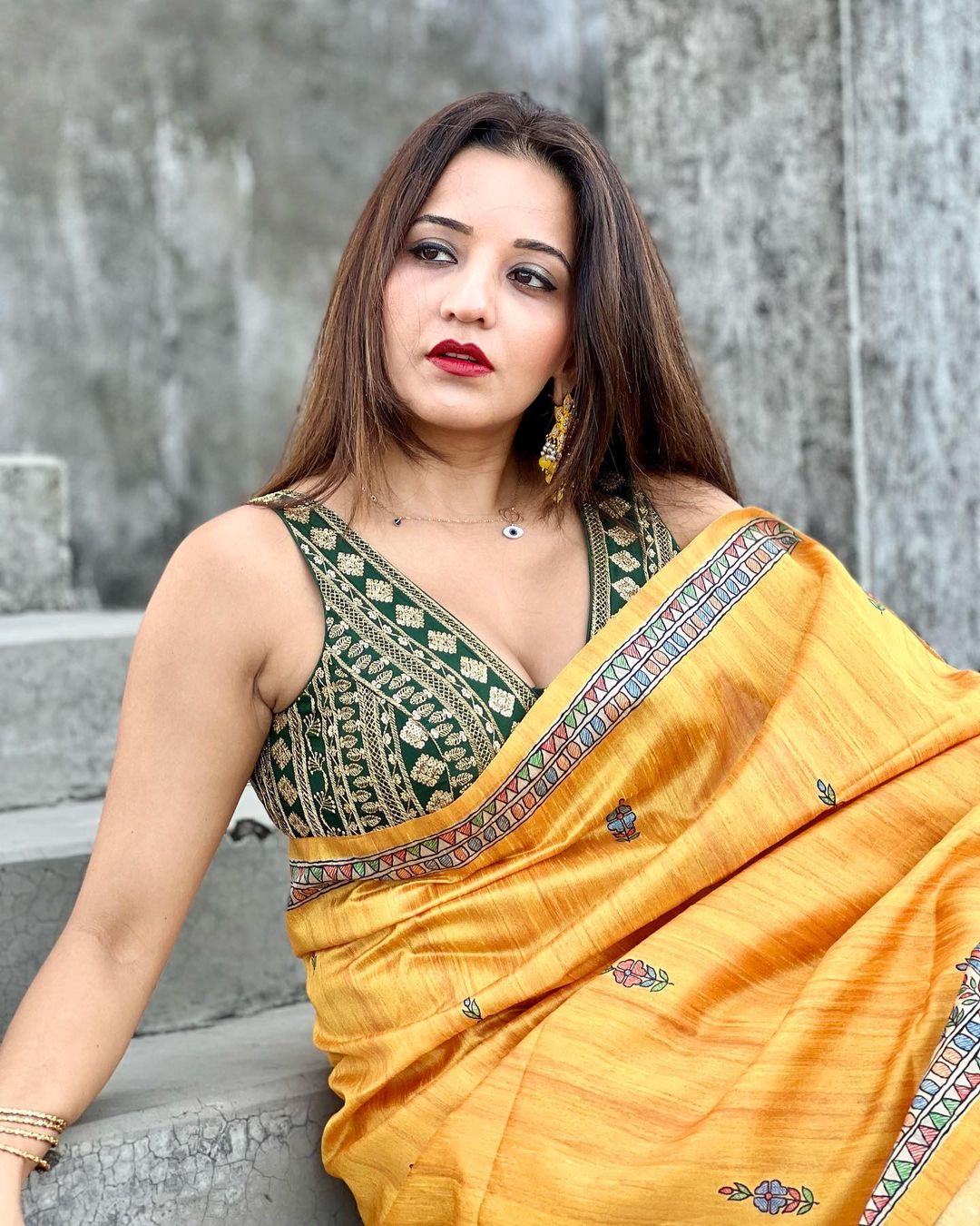 येलो साड़ी में मोनालिसा ने दिखाई अपनी कातिलाना अदाएं, हॉट तस्वीरें वायरल