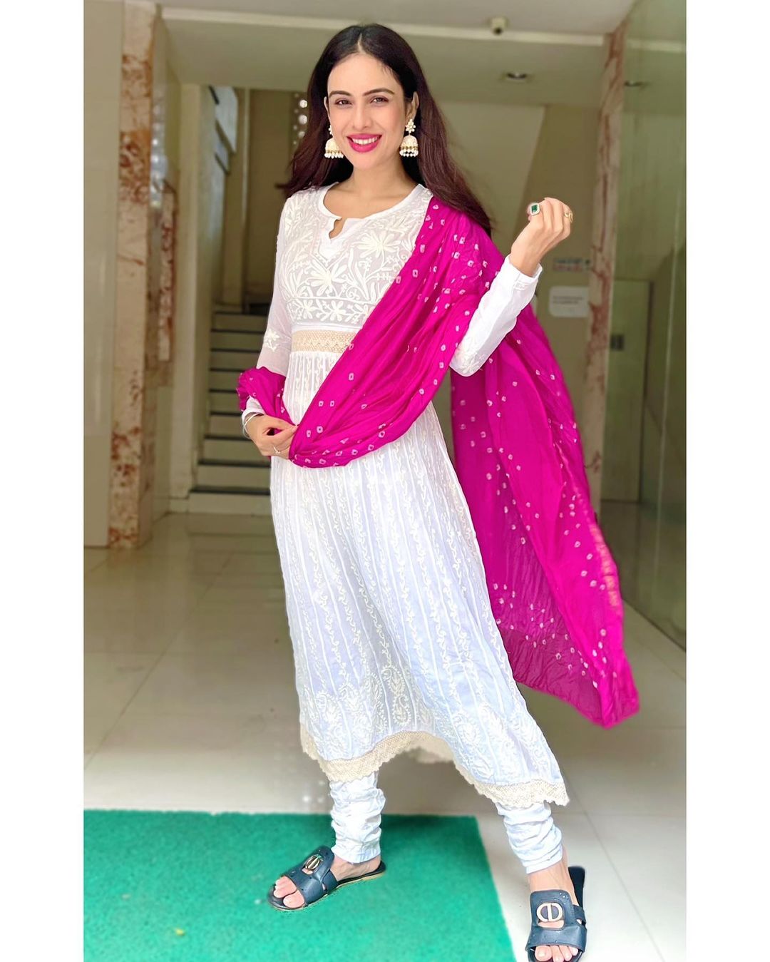 Neha Malik ने ट्रेडिशनल लुक में लूटी महफिल, स्माइल और अदाओं के दीवाने हुए फैन्स