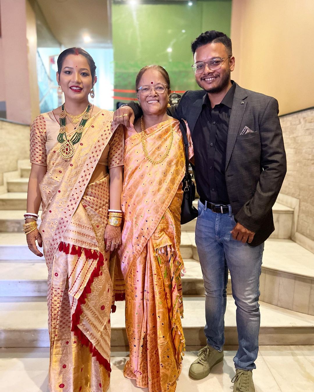 भाई की शादी में देवोलीना भट्टाचार्जी ने दिखाया जलवा, मेखला चादर पहन फैंस को बनाया दीवाना