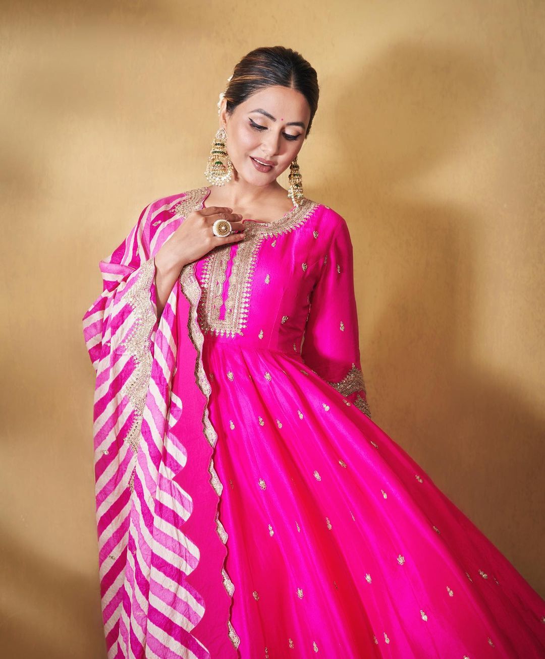 माथे पर बिंदी, कानों में झुमके और बालों में गजरा…हिना खान लूट लेंगी आपका दिल!