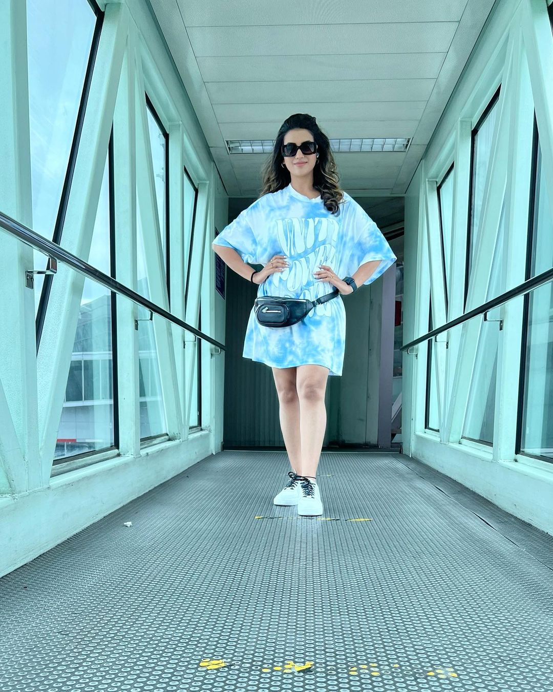 आसमानी रंग में छाई Akshara Singh, कर्ली बालों और स्टाइलिश अंदाज में एयरपोर्ट पहुंची एक्ट्रेस