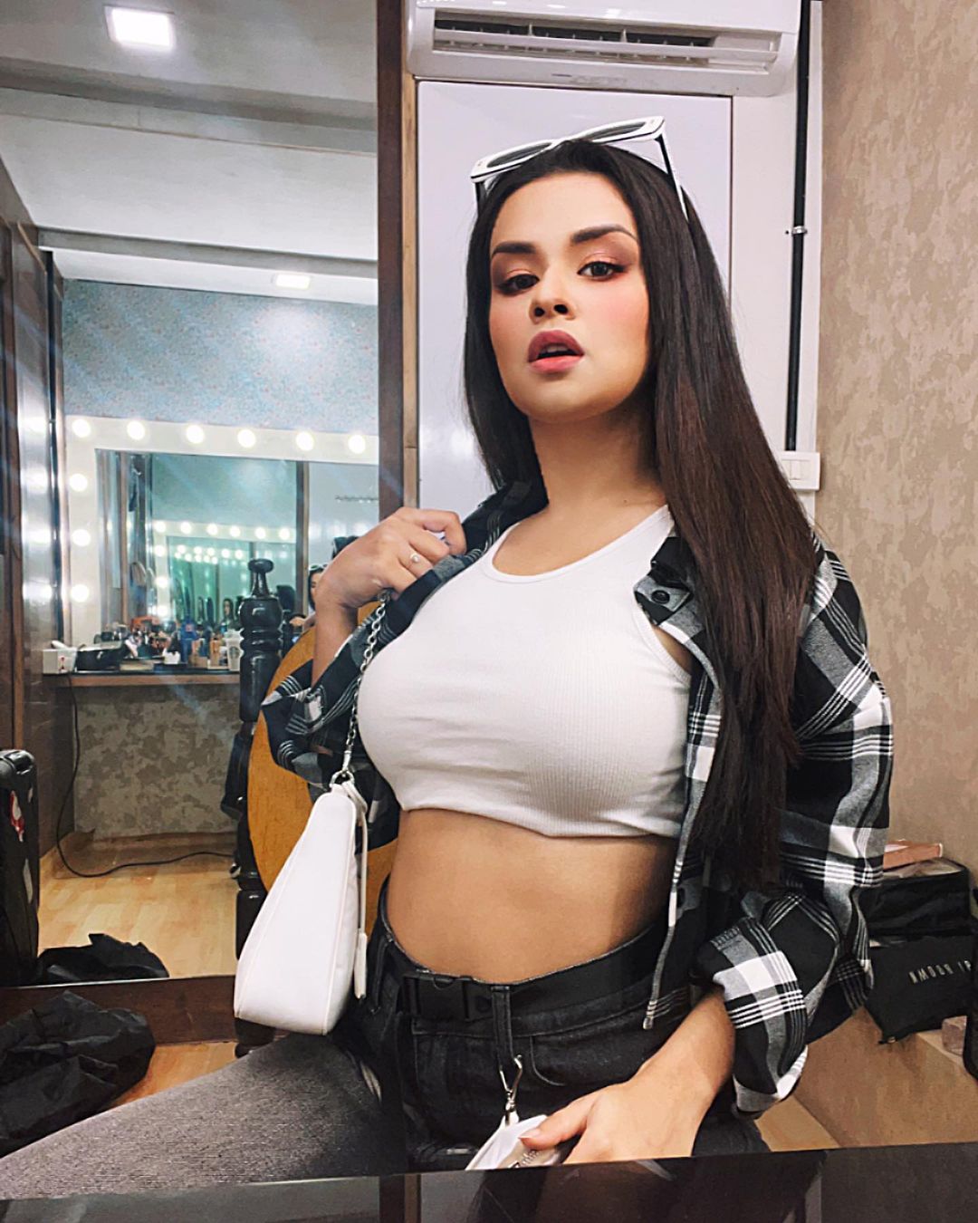 Avneet Kaur ने स्टाइलिश लुक में दिखाए नखरे हजार, ग्लैमरस तस्वीरों को फैंस देख रहे बार-बार