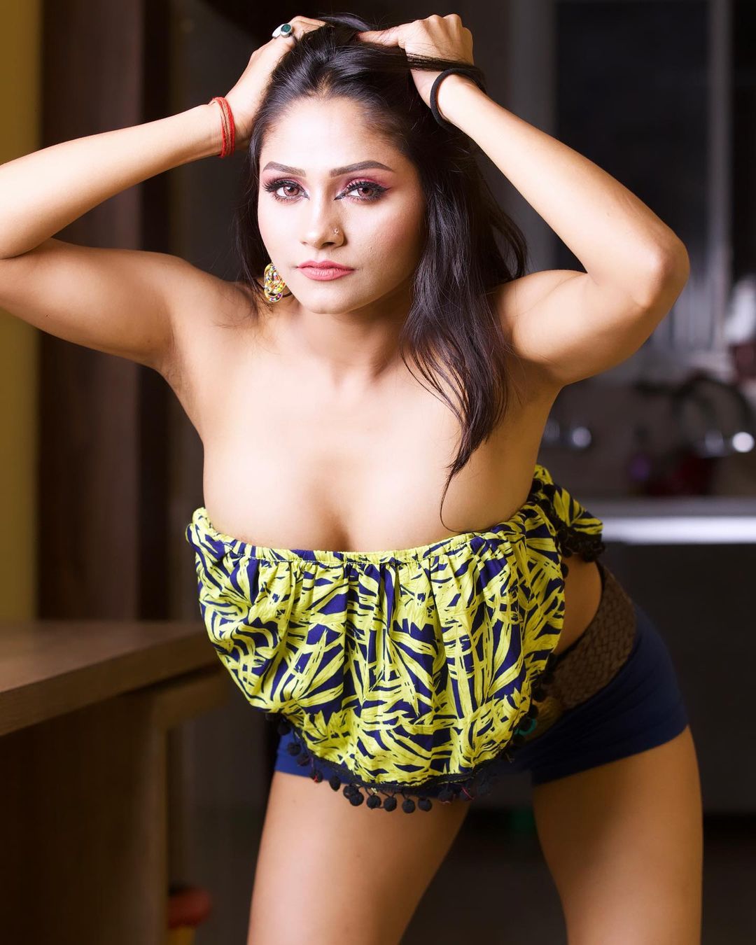 येलो ऑफ शोल्डर टॉप में कातिल पोज देती नजर आईं श्वेता शर्मा, तस्वीरों पर फिदा हुए फैन्स