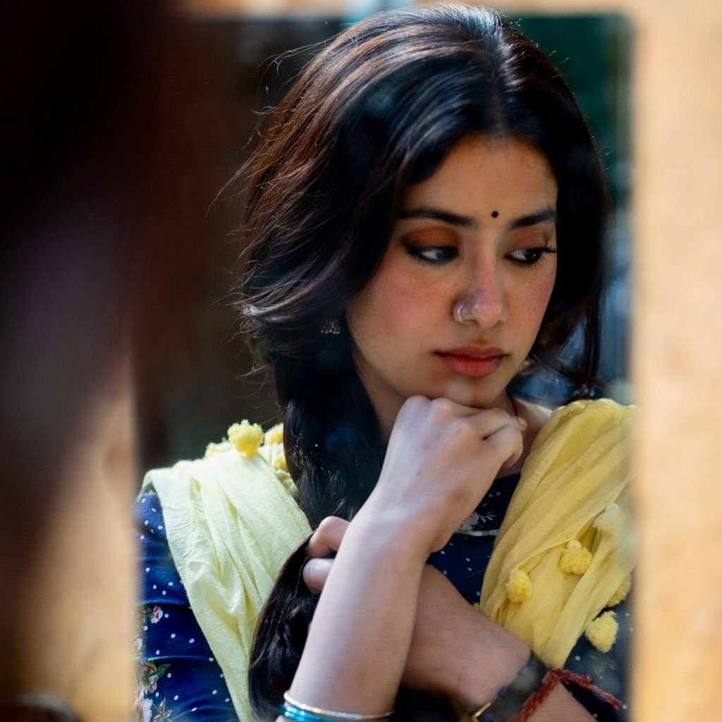 माथे पर बिंदी, झुकी नजरें, बालों को संवारती बला की खूबसूरत लगीं जाह्नवी कपूर, ‘जैरी’ के देसी लुक ने जीता दिल