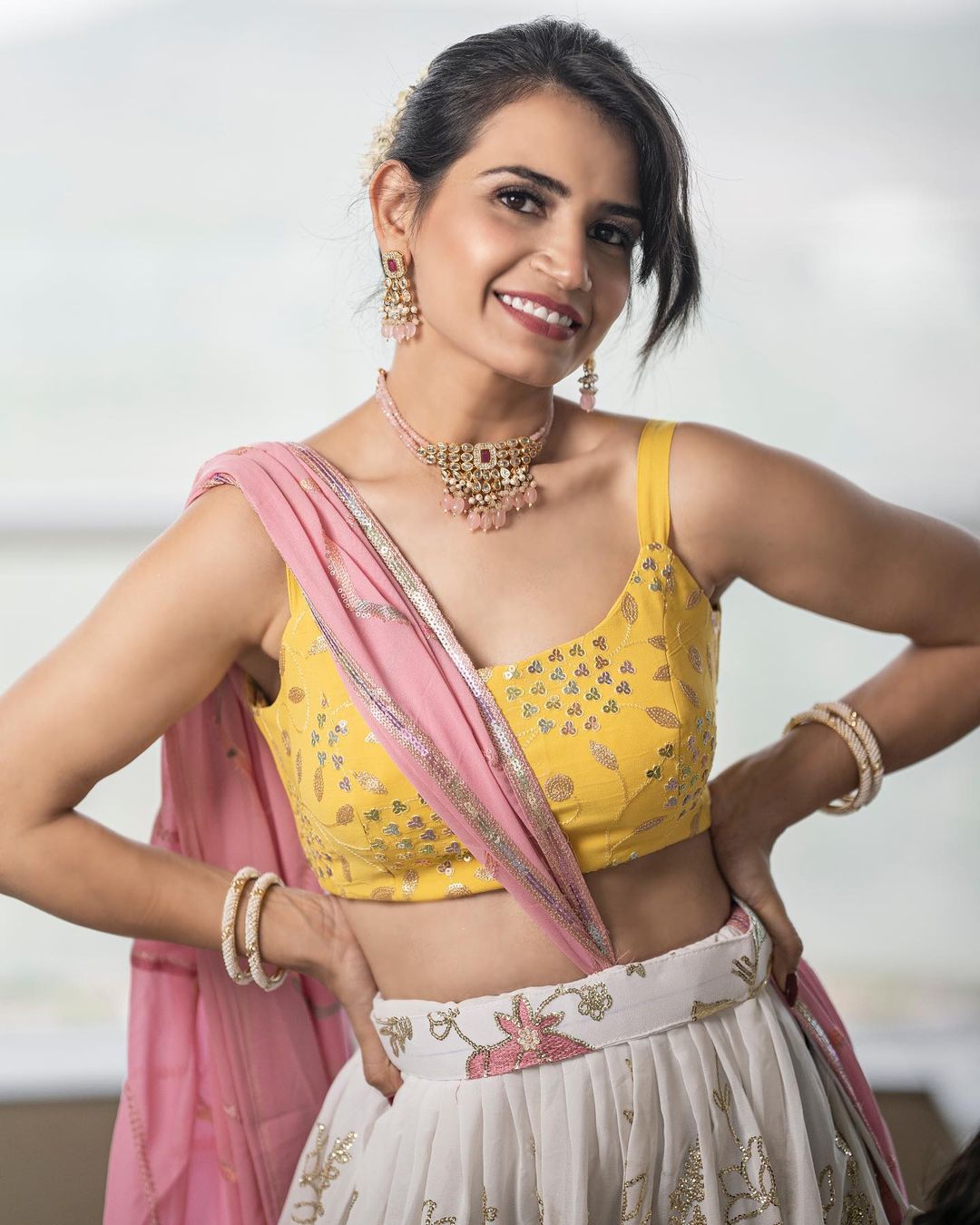 Priya Ahuja की दिलकश अदाएं देख फैंस का हो गया बुरा हाल