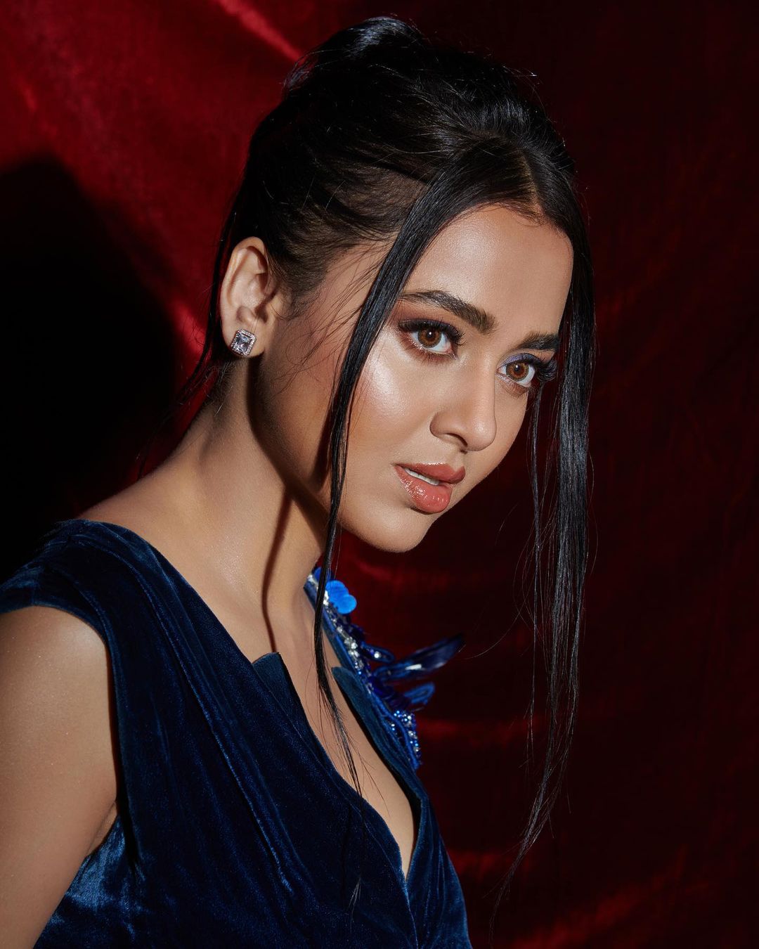 तेजस्वी प्रकाश ने वेलवेट ड्रेस पहन चलाया अपने हुस्न का जादू