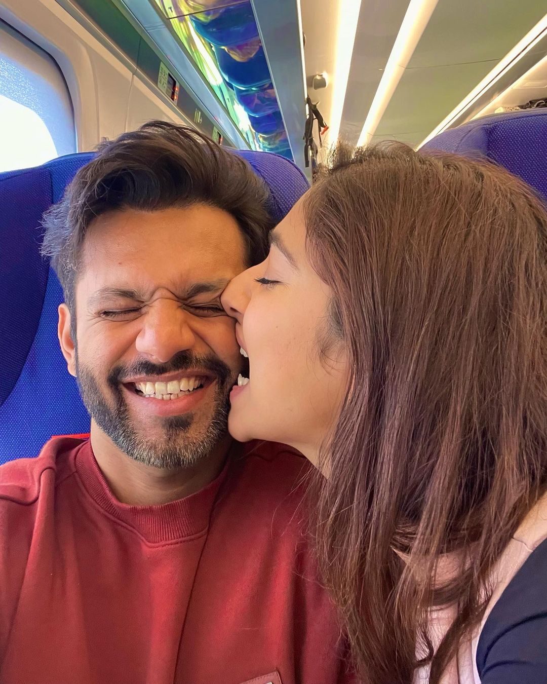 फ्लाइट में रोमांटिक हुए दिशा परमार और राहुल वैद्य, लिप-लॉक करता दिखा कपल, देखें तस्वीरें