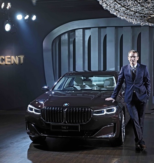 50 साल होने पर BMW ने लॉन्च की ये शानदार धांसू कार,देखकर उड़े होश