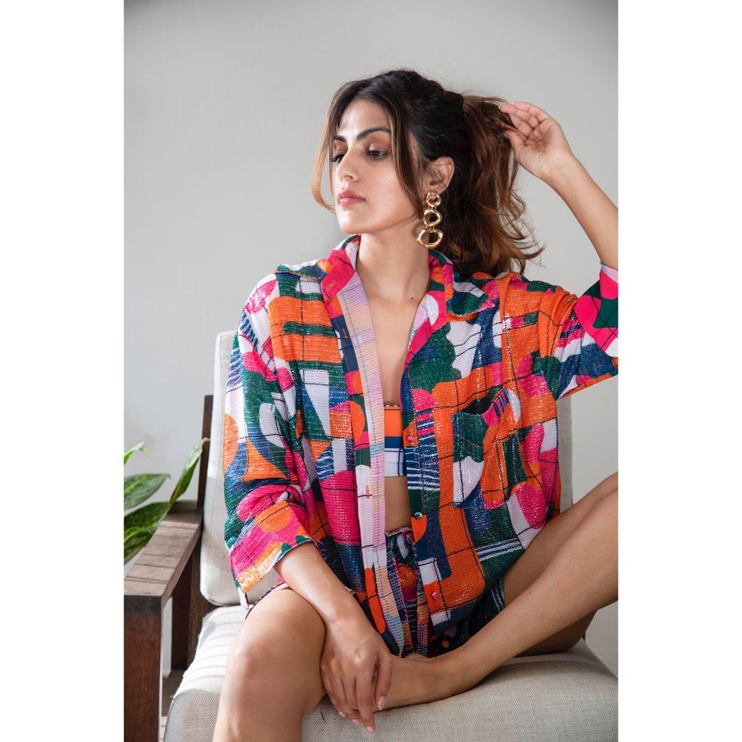 शॉर्ट ड्रेस में रिया चक्रवर्ती ने कराया फोटोशूट, लग रहीं बेहद बिंदास